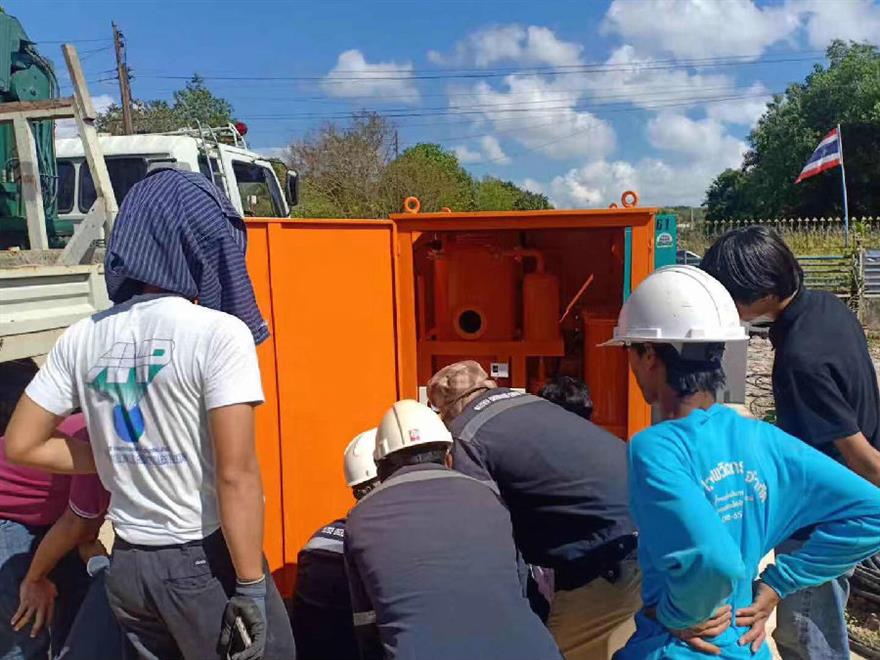 46d337e5437306b425f276289ddf111.jpg 新工藝新技術的雙級真空濾油機指導安裝調試現場